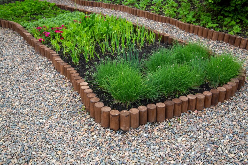 Bordure pour jardin en bois traité à Ternay - OcéG Paysage entretien espaces verts